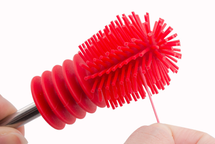 矽膠材質對於小孩子和家庭的應用是非常廣泛的，像矽膠奶嘴、矽膠奶瓶、矽膠廚具等都是用矽膠材質製作而成的，丝瓜视频看污片APP在使用矽膠奶瓶的時候每天都需要清洗很多次，以前清洗矽膠奶瓶的時候都是用塑料的刷子，或者用毛巾來清洗矽膠奶瓶，那麽矽膠奶瓶刷有什麽好處呢，矽膠奶瓶刷更安全無毒，清洗的時候不會掉毛刷，使用壽命很長，那麽矽膠奶瓶刷定製需要注意什麽問題，東莞矽膠奶瓶刷定製廠家哪家好，今天矽膠製品廠小編就來和大家介紹一下。