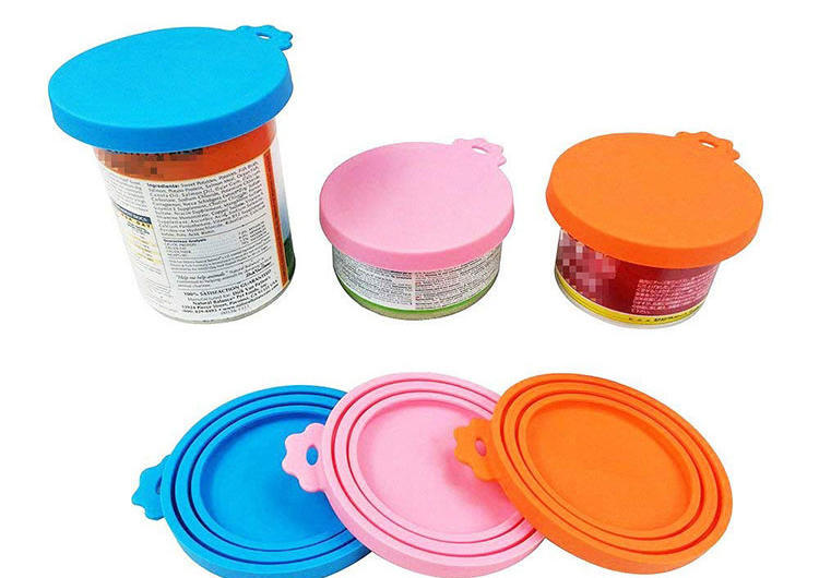 矽膠罐頭蓋-食品級矽膠寵物罐頭蓋定製廠家電話-東莞矽膠罐頭蓋工廠批發價格，蓋子有三種尺寸大小，可以蓋不同大小的罐頭，是連在一起的哈，不是分開的喲，直接整個套在打開的貓罐頭上就可以啦，用起來也非常方便。蓋上之後就不怕罐頭壞啦，第二天照樣可以打開，可以繼續享受美味， 還有配套的小勺子，用來挖濕糧什麽的可方便咯~~采用矽膠材料精製而成，無毒無害，產品設計精巧，不易變形，很軟的手感，不是那種硬邦邦的，密封性更好。 