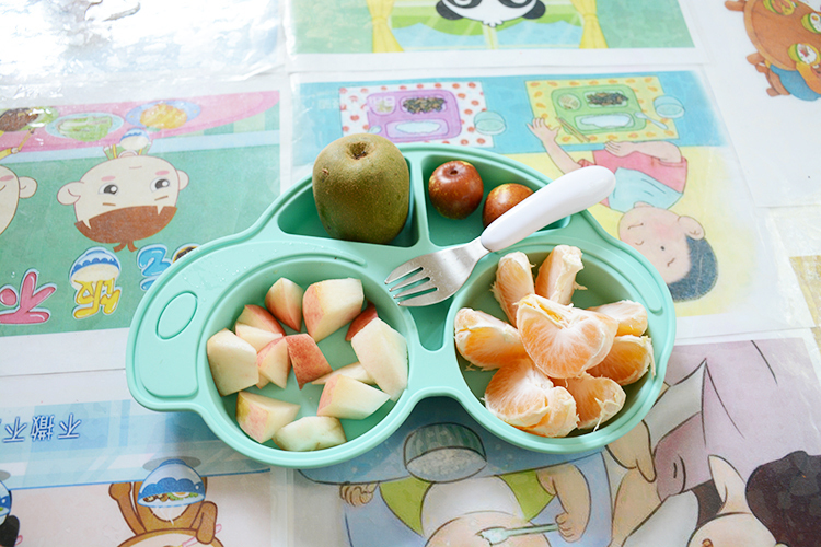 說到性能方麵矽膠餐具與塑膠PP材質相提並論具有哪些差異呢？首先PP材質遇高溫而融化，遇低溫而易破裂，遇氣候性影響以老化變色等現象