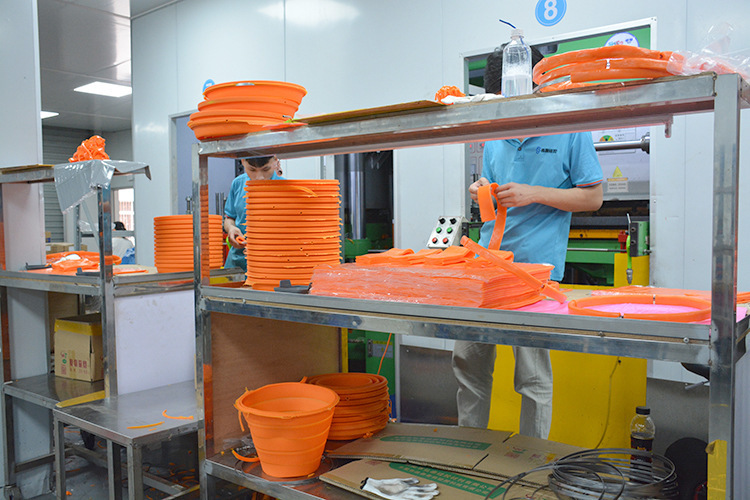 矽膠折疊桶生產車間 矽膠折疊桶生產車間