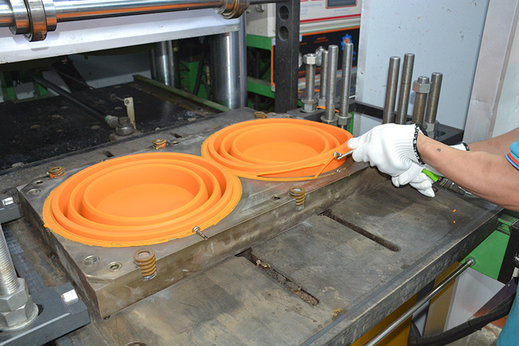 矽膠折疊桶4套模具生產中 矽膠折疊桶4套模具生產中